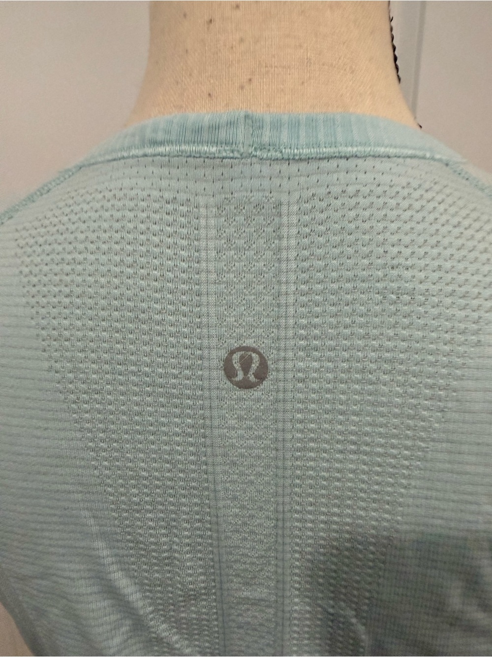 Lululemon Women’s Swiftly Tech Light Blue V-Neck Short Sleeve Top Size 10 - Picture 5 of 10